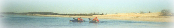 Low-brace turn by tandem paddlers